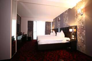 Отель Hotel Articus Крайова Улучшенный двухместный номер с 2 отдельными кроватями-9